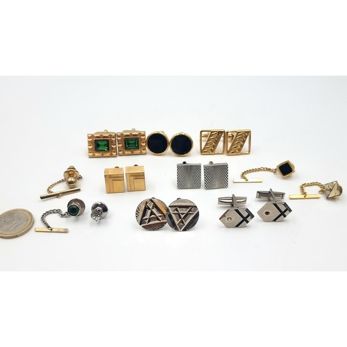 884 - A presentation box containing seven elegant pairs of men's cufflinks including examples in gold and ... 