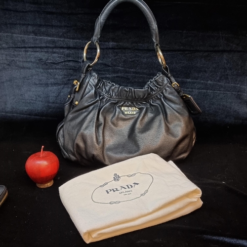 107 - A truly stunning genuine leather handbag by Italian design powerhouse Prada Milano. Boasts gorgeous ... 