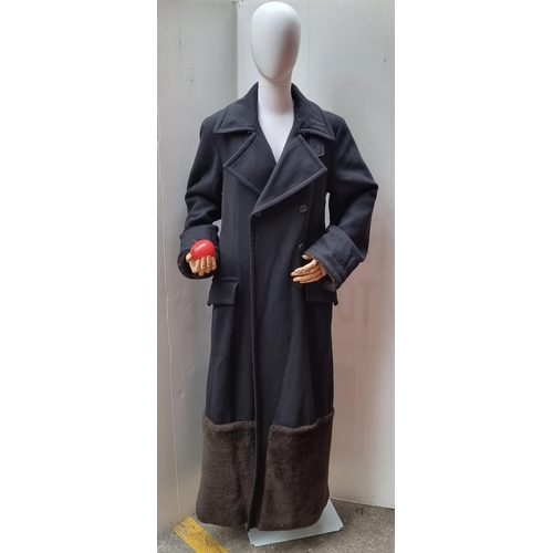 131 - Star Lot : A spectacular women's full length 100% wool tailored coat by Dries Van Noten. Very attrac... 