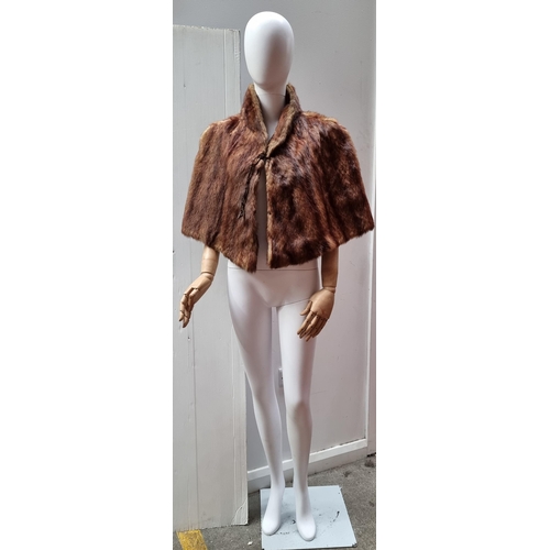 168 - A fabulous vintage fox fur capelet. Furnished with a braided closure and hook. Lined on interior wit... 