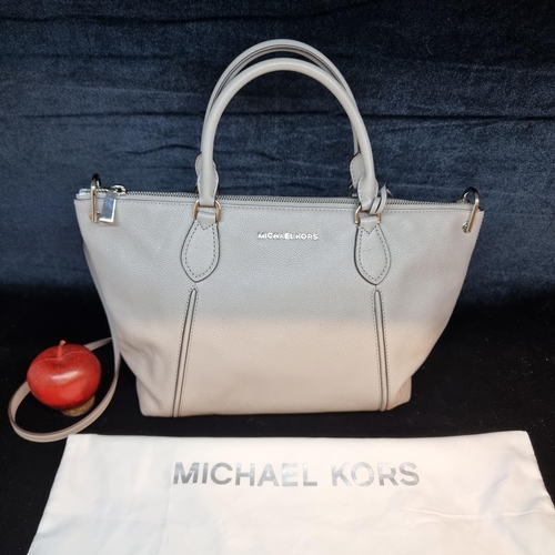 79 - Star Lot : A genuine leather ladies handbag in the Sierra series by designer brand Michael Kors. An ... 