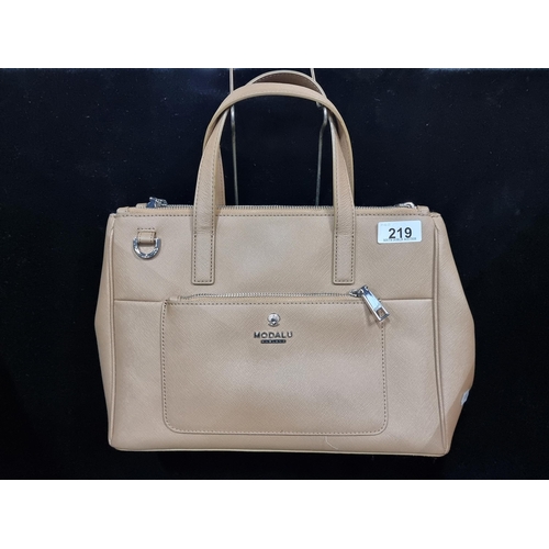 219 - A very elegant ladies handbag by designer brand Modalu England. Designed with a 100% leather outer s... 