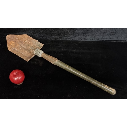 326 - A World War II, US Military, late war entrenching tool. Made from pressed steel with wooden handle. ... 