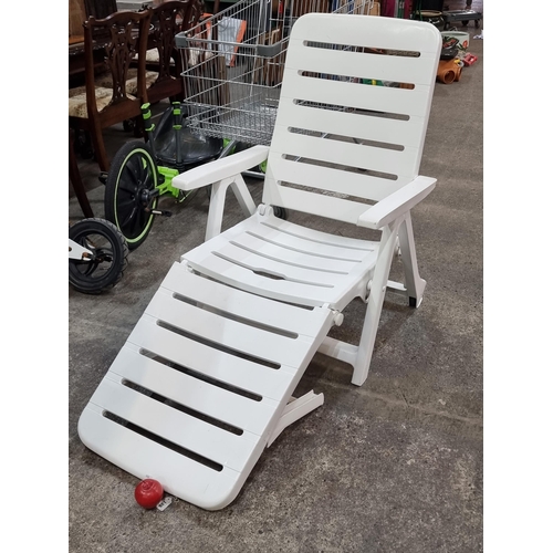 679 - A good sized outdoor sun lounger with an adjustable back rest and an extendable foot rest. Folds up ... 