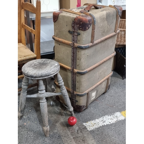 831 - An amazing Flaxite Foundation suitcase with two tiers to interior. Features wooden banding and leath... 