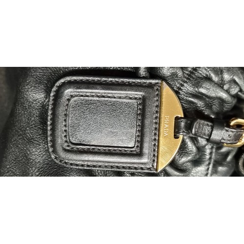 107 - A truly stunning genuine leather handbag by Italian design powerhouse Prada Milano. Boasts gorgeous ... 