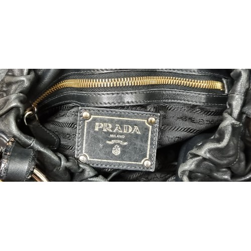 107 - A truly stunning genuine leather handbag by Italian design powerhouse Prada Milano. Boasts gorgeous ... 