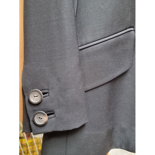 209 - Star Lot : An outstanding women's two piece suit by Italian designer Gucci. Consists of a finely tai... 