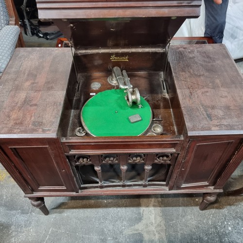 690 - A very handsome Brunswick branded vintage Gramaphone cabinet . A self integrated example housed in a... 