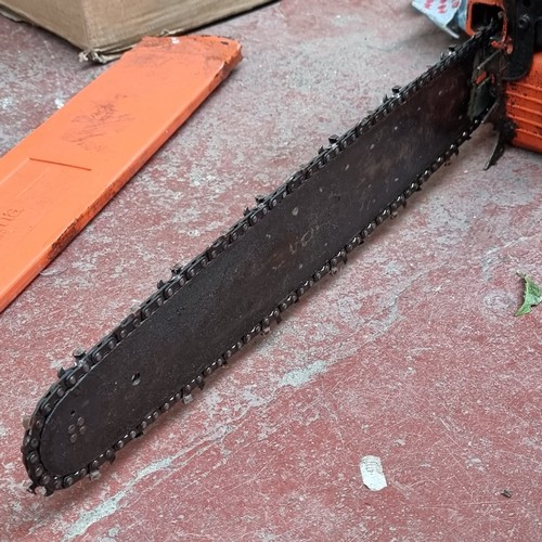 432 - A Husqvarna 61 petrol chainsaw with 2.9 kW output and 60cc engine (serial: 00473) .