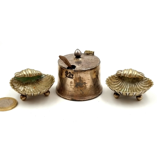 642 - Two silver pin dishes in the form of scallop shells, each raised on three ball feet. Together with a... 