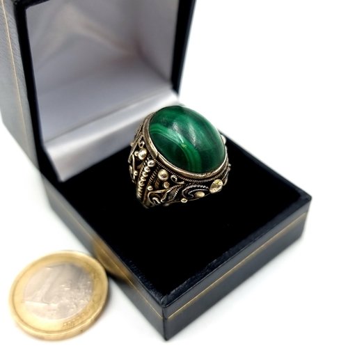 880 - An antique silver malachite cabochon stone ring with raised detailing. Size O.
Weight: 10.11 grams