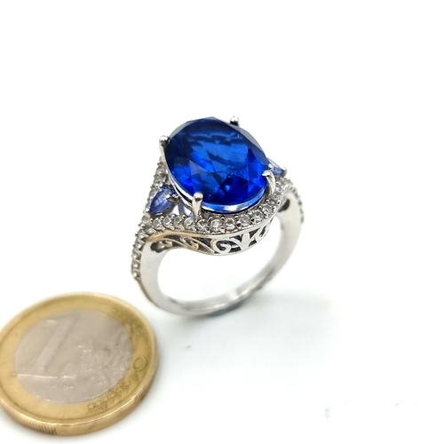 892 - A super sterling silver blue zircon stone ring with gemstone halo, size S. 
Weight: 7.4 grams