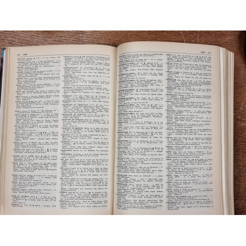 201 - A vintage hardback copy of the book Bottin Mondain 1979. 1856 pages with beautiful illustrations and... 