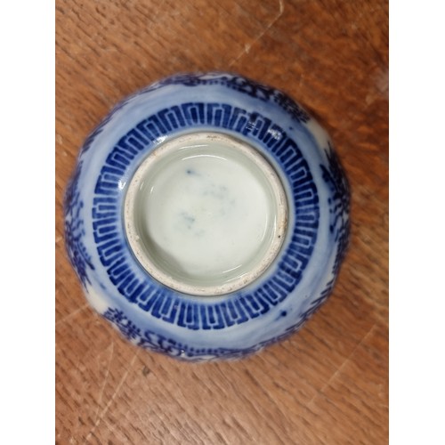 225 - A beautiful antique flow blue porcelain Japanese bowl with a nice scalloped edge and painted with tr... 