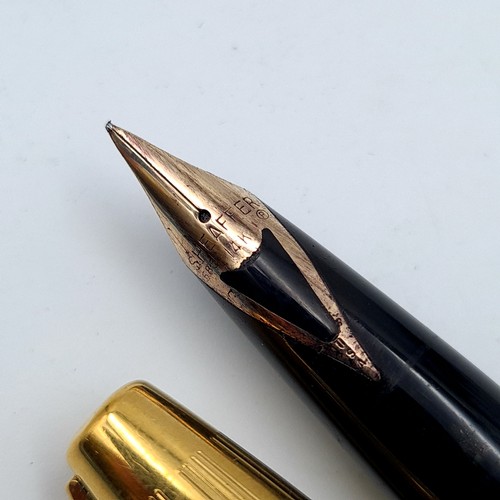 33 - A gorgeous Sheaffer fountain pen set with 14 carat gold nib. With gold plated body.