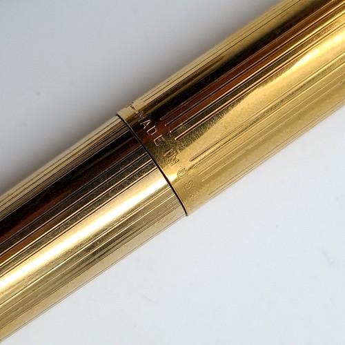 33 - A gorgeous Sheaffer fountain pen set with 14 carat gold nib. With gold plated body.