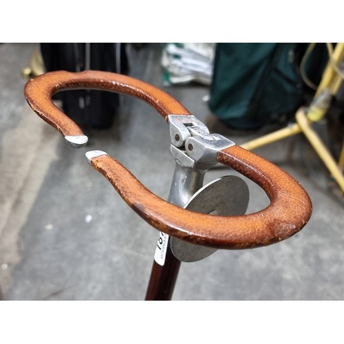 187 - A brilliant vintage gentleman's shooting stick with a leather handle which folds out to create a ver... 