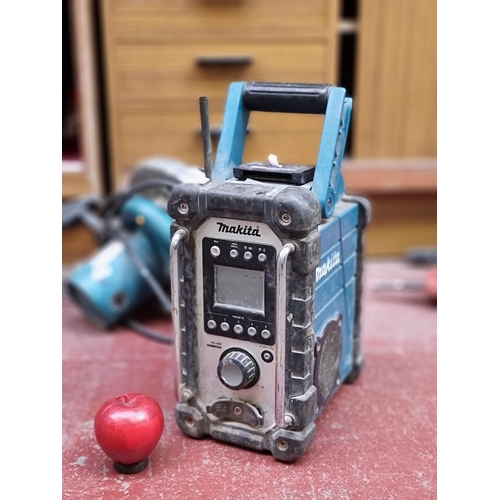 343 - A Makita 12V job site radio, model number: BMR102, serial number: 00627858. With a very similar exam... 