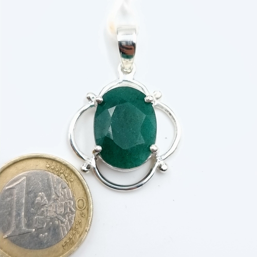 39 - A beautiful Emerald stone pendant, set in a sterling silver mount and featuring a large and generous... 