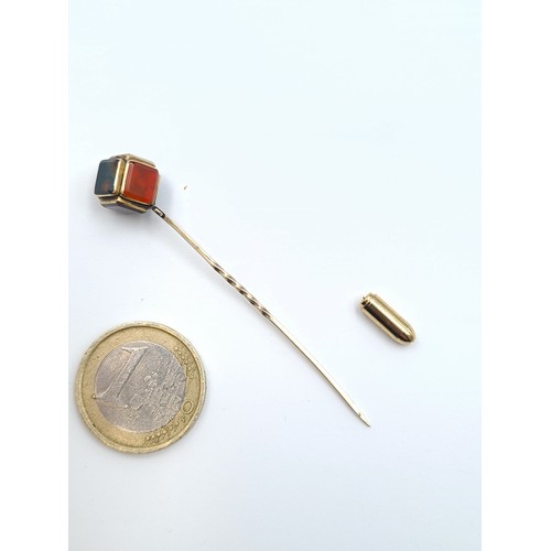 14 - A fine example of a 9 carat gold Agate and Carnelian stone set tie pin. Length: 7cm. Weight: 3 grams... 