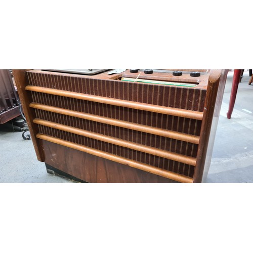 A fabulous vintage RGD Radiogram, model no: 411. A very well made piece ...