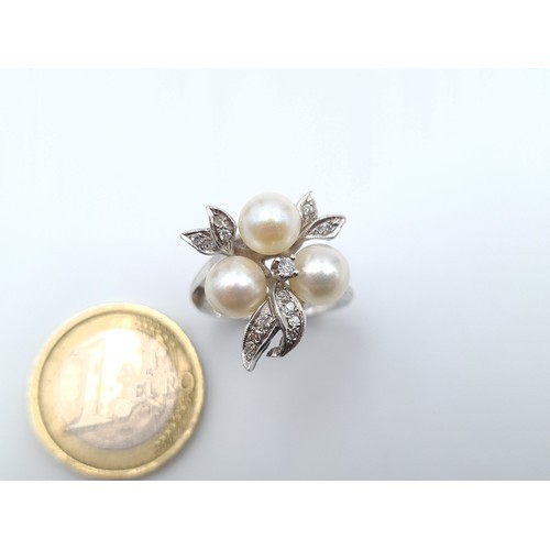 19 - Star lot : A 14 carat white gold Diamond and Pearl ring, set with very beautiful floral inspired clu... 