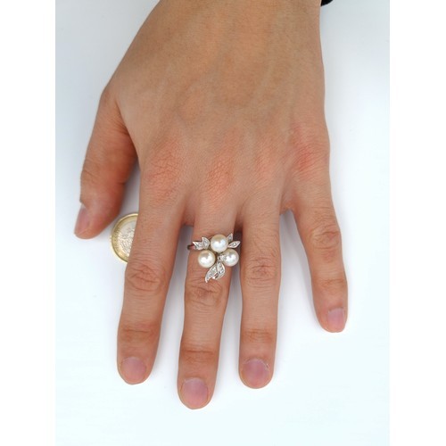19 - Star lot : A 14 carat white gold Diamond and Pearl ring, set with very beautiful floral inspired clu... 