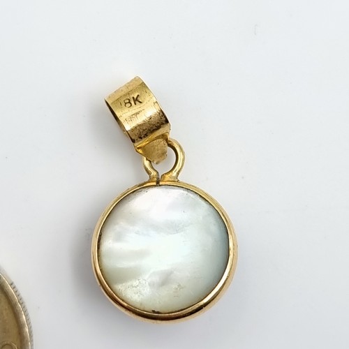 516 - An attractive double sided 9 carat gold pendant, set with a pretty lustre freshwater Pearl. Total we... 