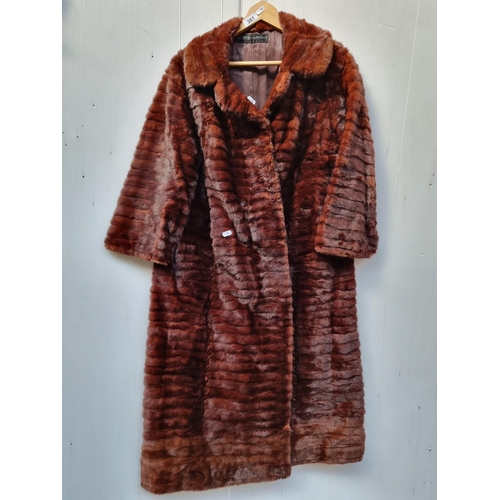 381 - A long reddish brown real mink fur coat in size S.