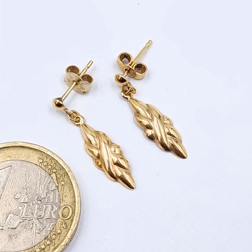 504 - An intricate pair of 14 carat gold leaf motif drop stud earrings. Weight of gold: 1.1 grams. Nice, c... 