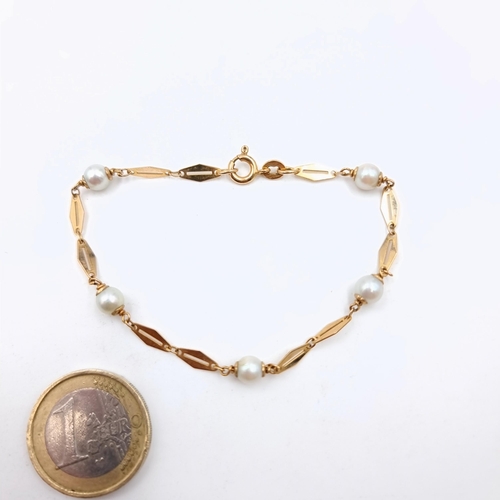 509 - A stunning and intricate vintage 9 carat gold pearl bracelet. Total weight: 2.83 grams.