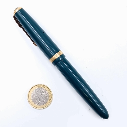 540 - A vintage Parker Duofold fountain pen, set with a 14 carat gold nib and featuring gold detailing to ... 