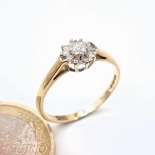 544 - A fine 9 carat gold Diamond cluster daisy ring. Beautiful bright diamonds. Ring size: L. Stamped 375... 