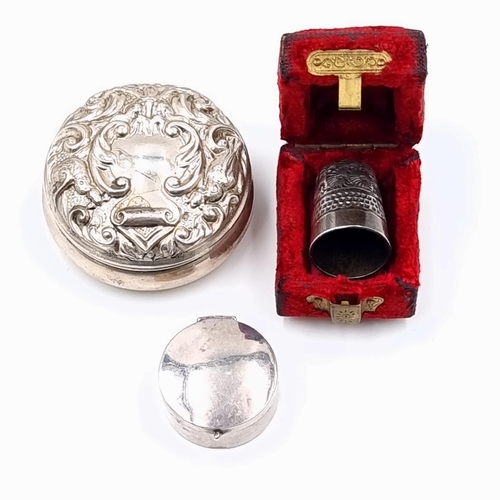 546 - A collection of sewing related items, consisting of an antique cased thimble. Hallmarked James Fento... 