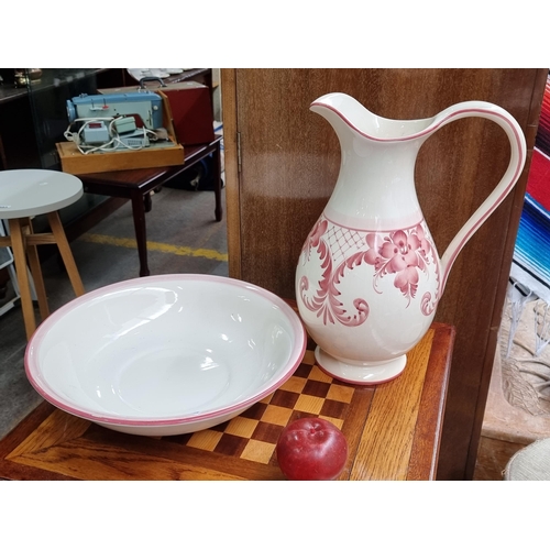 560 - A vintage Barrio washbasin and jug set featuring a lovely floral pattern in a shade of pink. Small l... 