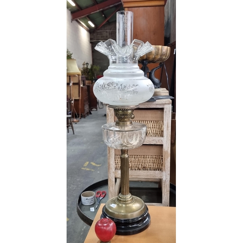 581 - Star lot : A very impressive antique oil lamp with a brass reeded column base, a clear reservoir, a ... 