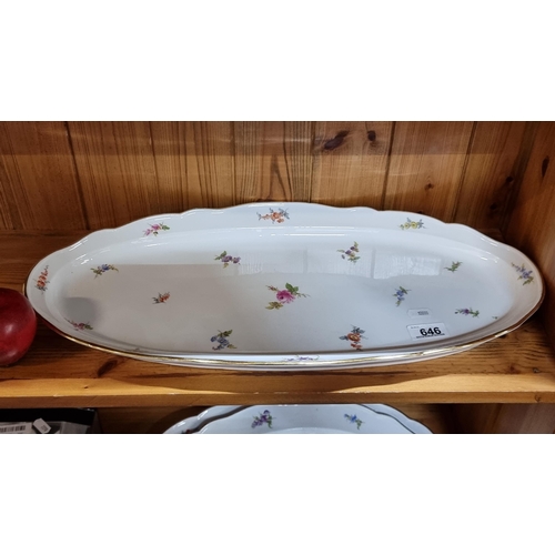 646 - Star lot : A gorgeous very large porcelain serving platter made by Meissen. With a scalloped border,... 