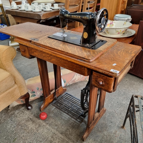 696 - Star Lot - A fabulous vintage Singer Sewing machine with original Singer branded sewing table. Featu... 