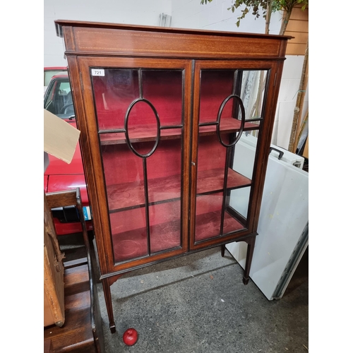 721 - An elegant Edwardian display cabinet featuring profuse string inlay and spade legs and pleasing symm... 