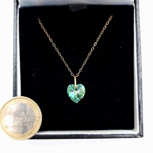 904 - A very beautiful 9 carat gold necklace, set with a sparkling Aurora Borealis pendant. Length of chai... 