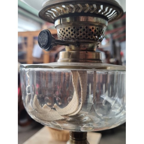 581 - Star lot : A very impressive antique oil lamp with a brass reeded column base, a clear reservoir, a ... 