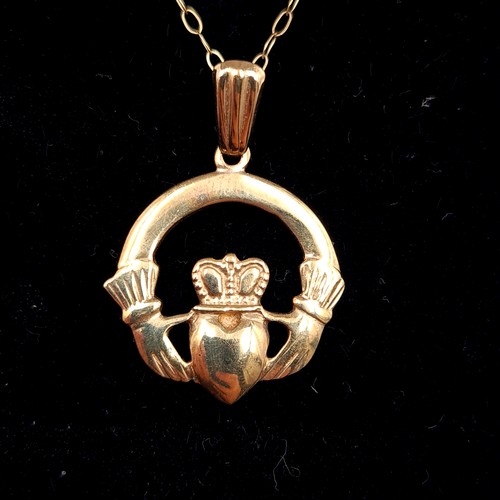 18 - A fabulous 9 carat gold Claddagh pendant and chain. Stamped 375. Length of chain: 38cm. Weight of go... 