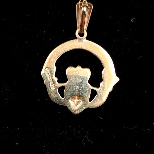 18 - A fabulous 9 carat gold Claddagh pendant and chain. Stamped 375. Length of chain: 38cm. Weight of go... 