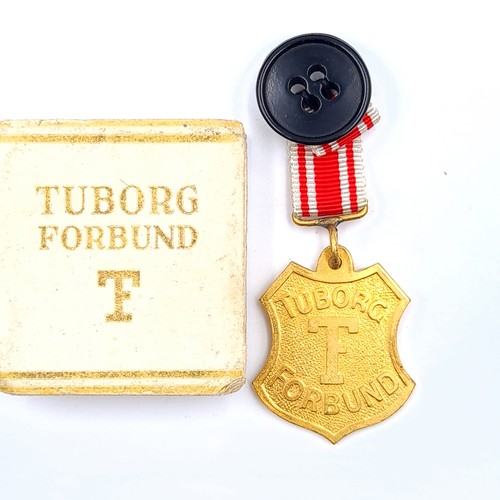 28 - An interesting collection of items, consisting of a Tuborg Forbund vintage medallion. Together with ... 