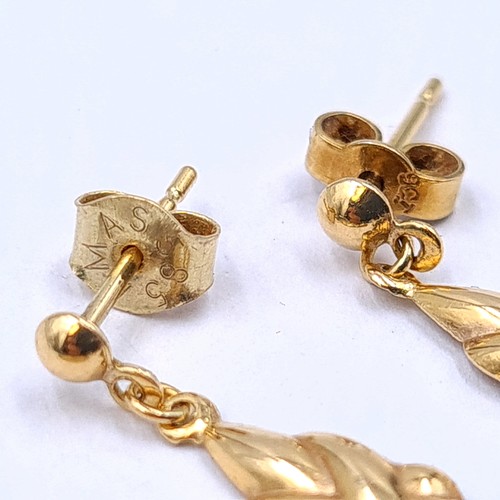 504 - An intricate pair of 14 carat gold leaf motif drop stud earrings. Weight of gold: 1.1 grams. Nice, c... 