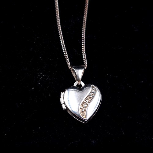 517 - A sterling silver necklace, set nicely with a pretty twin heart pendant locket. Length of chain: 44c... 