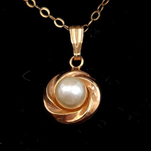 519 - A 9 carat gold drop pearl pendant necklace, set with a 9 carat gold chain. Length of chain: 46cm. To... 