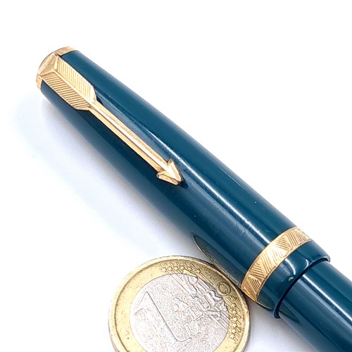 540 - A vintage Parker Duofold fountain pen, set with a 14 carat gold nib and featuring gold detailing to ... 