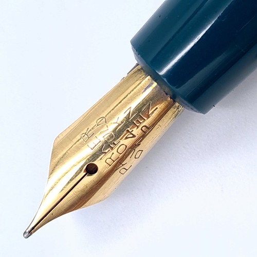 540 - A vintage Parker Duofold fountain pen, set with a 14 carat gold nib and featuring gold detailing to ... 